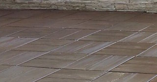 Бетонная брусчатка двора в Дагестанских Огнях в октябре
