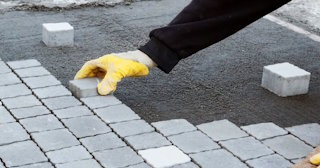 Монтаж тротуарной плитки на даче в Дагестанских Огнях в октябре