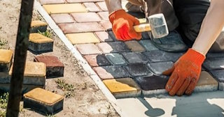 Укладка брусчатки «старый город» три цвета в Дагестанских Огнях в октябре